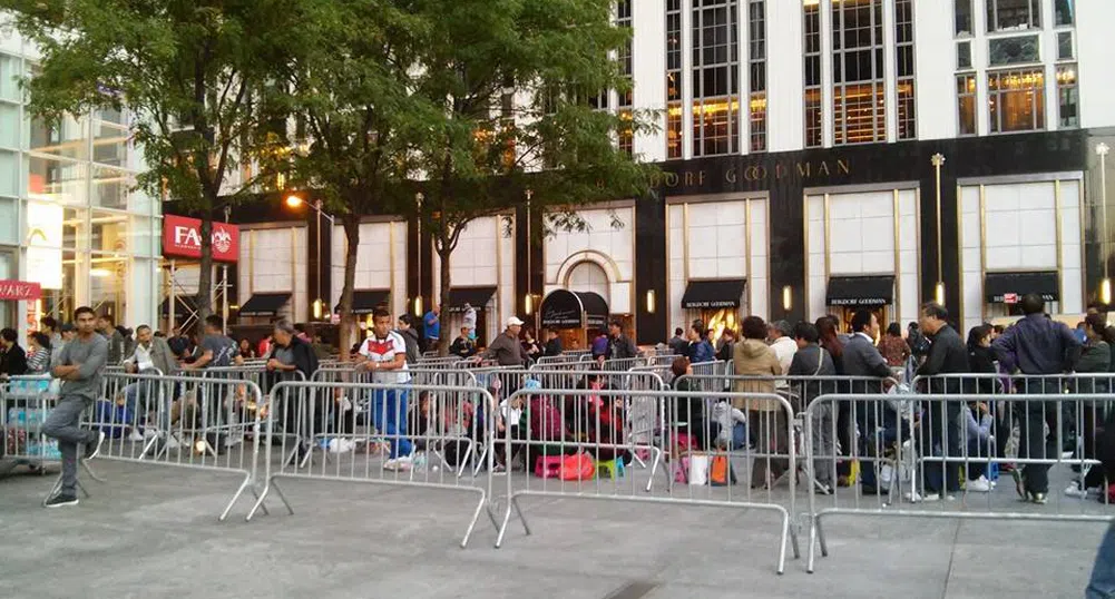 От Ню Йорк: Тези хора ще нощуват навън, чакат за iPhone 6