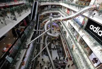 Китайски мол инсталира пететажна пързалка, за да привлича клиенти