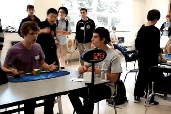 Вижте как той подрежда кубчето на Рубик за 5.25 сек (видео)