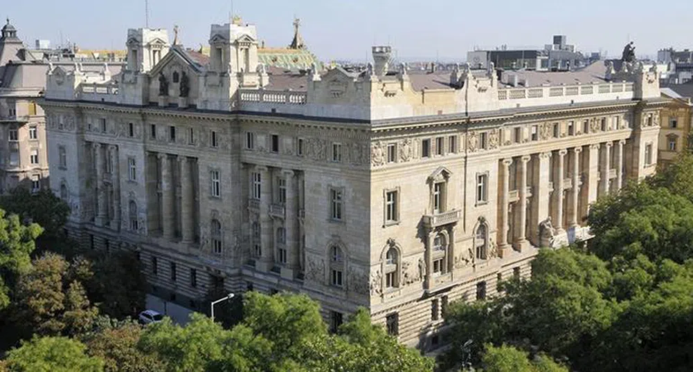 Централната банка на Унгария се запасява с муниции и оръжие