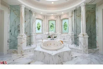 Защо в къщите на богатите има толкова много бани?