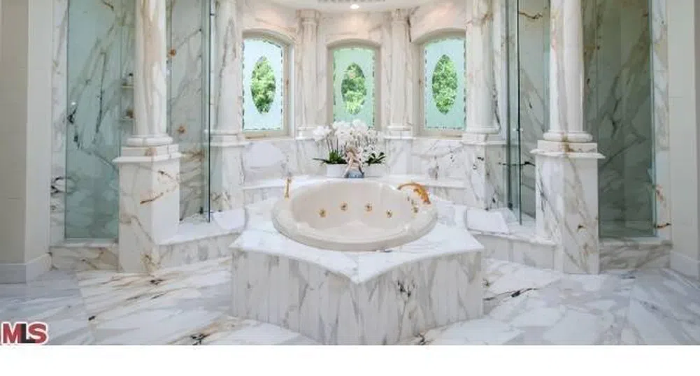 Защо в къщите на богатите има толкова много бани?
