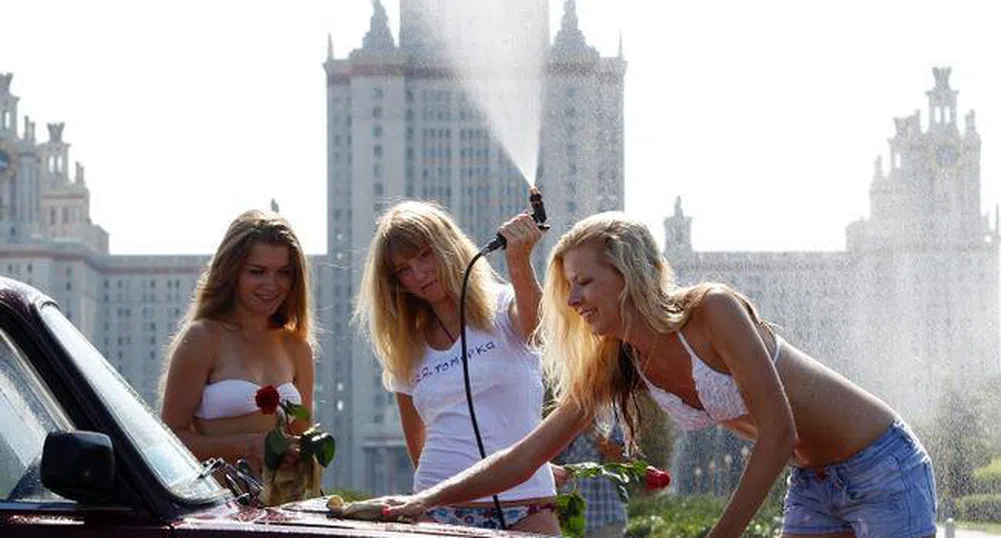 Жени по сутиени искат Путин за президент