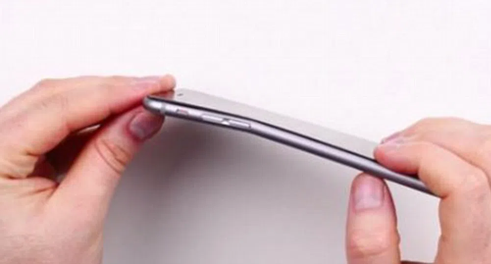Потребителите бесни - iPhone 6 се огъва в джоба