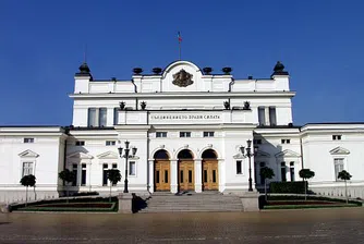 Парламентът с извънредно заседание, темата - референдум