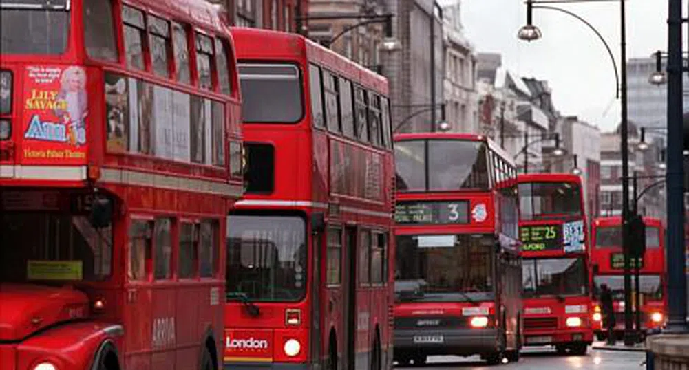 Лондон с модерни двуетажни автобуси