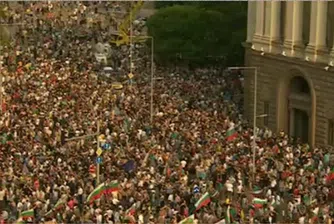 Хиляди запяха химна на България по време на протеста пред МС