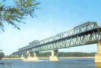 Дунав мост остава затворен до 13 април, опашка от тирове в Свищов