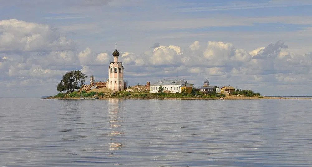 120-метров езерен остров е дом на уникален каменен манастир