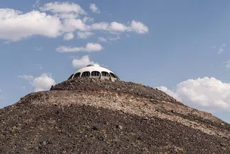 Къща на върха на вулкан