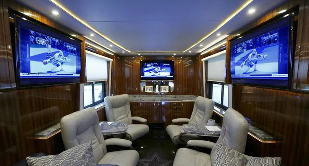 Вижте как изглежда луксозният автобус на Далас Каубойс