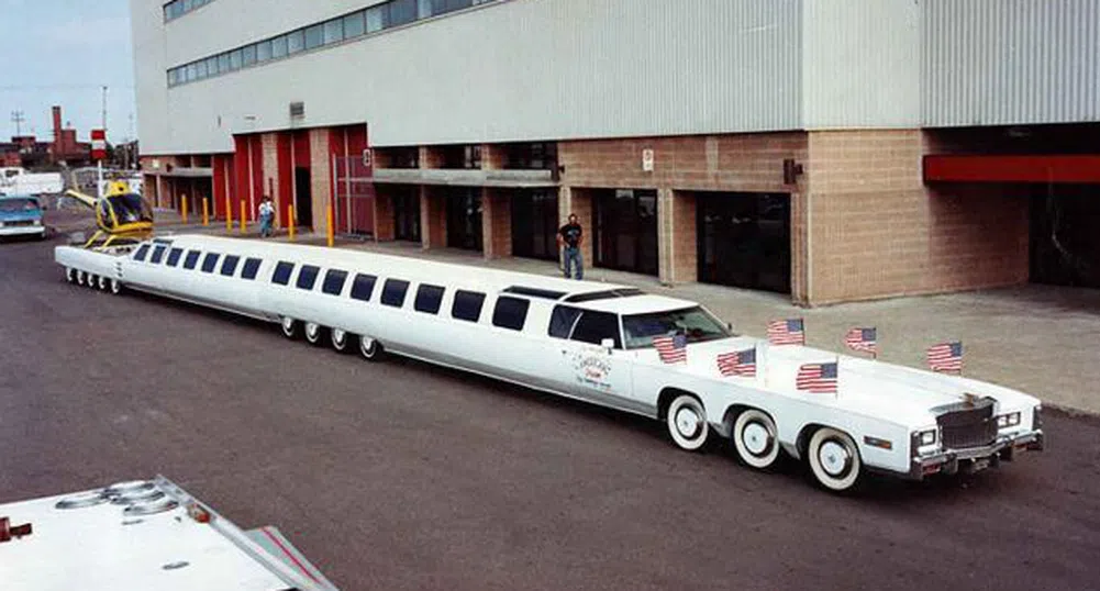 Най-дългата лимузина разполага с басейн
