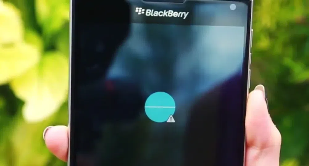 Новият смартфон на BlackBerry е странен и има клавиатура-тъчпад