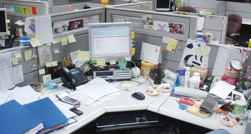 Защо бюрото на работното ви място заприличва все повече на ваш дом?