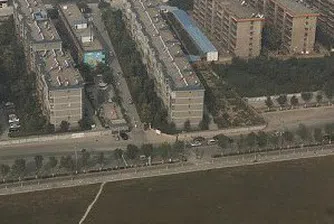 Китайски загадки: жилищен блок насред магистрала