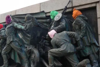 Сложиха качулки на Паметника на Съветската армия