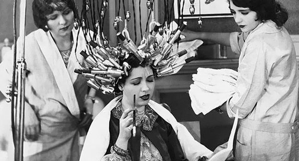 Забавни снимки на козметични процедури от 30-те години