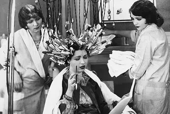 Забавни снимки на козметични процедури от 30-те години