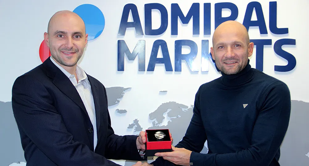 Милен Радуканов с голямата награда от конкурса на Admiral Markets