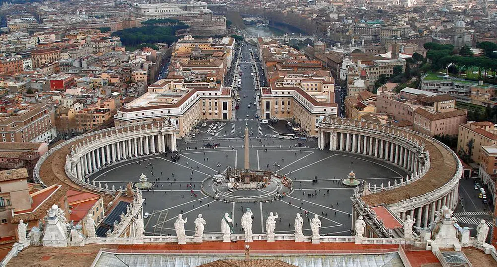 Разследват шефа на Банката на Ватикана за пране на пари