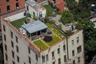 Къща с градина на покрива... в Ню Йорк