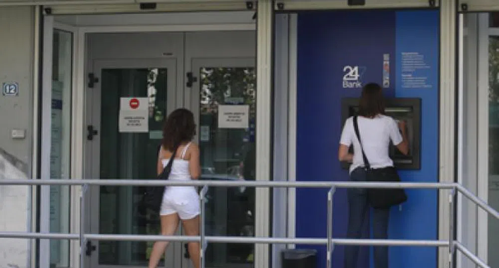 Гърците отново теглят спестяванията си от банките