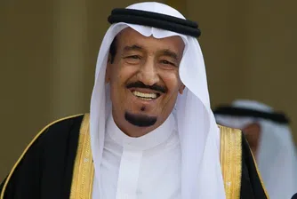 Кралят на Саудитска Арабия запази цял хотел и нае 400 коли