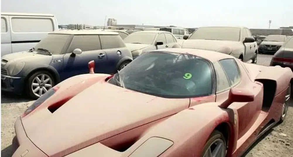 В Дубай изоставените луксозни коли са навсякъде