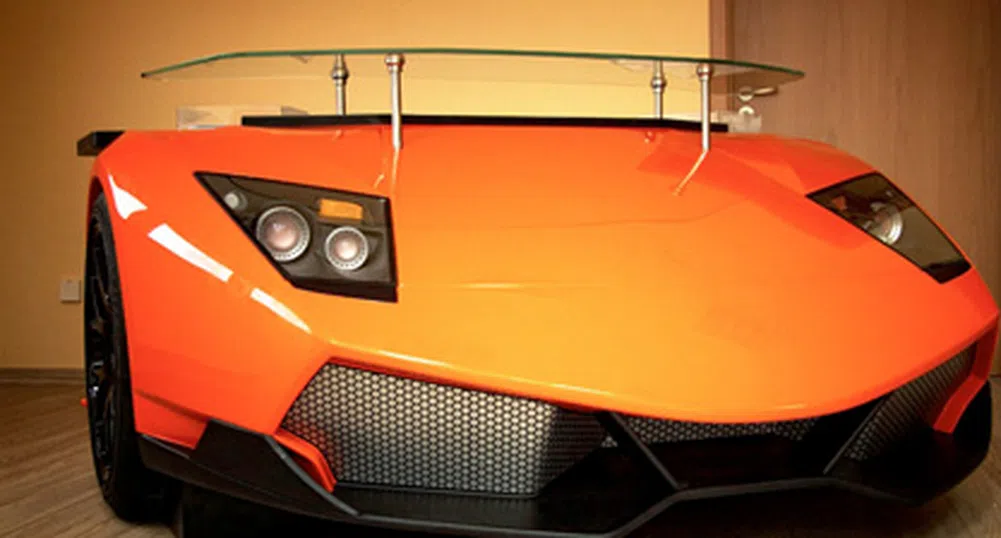 Пусни Lamborghini Murcielago в офиса си