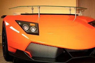 Пусни Lamborghini Murcielago в офиса си