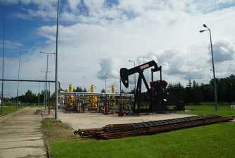 Петролът достигна 18-месечен връх след историческо споразумение