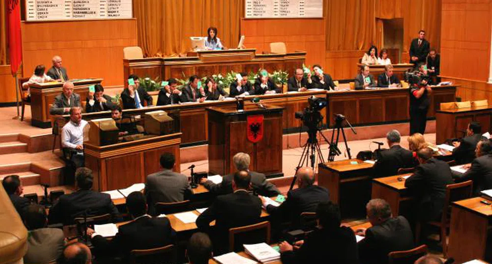 Шамари в албанския парламент