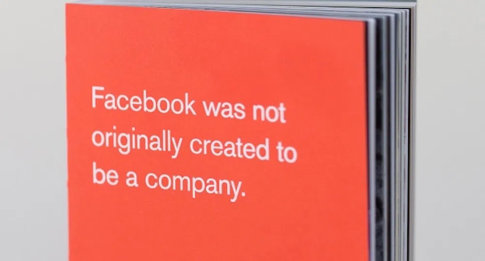 Червената книга, която стои на бюрото на служителите на Facebook