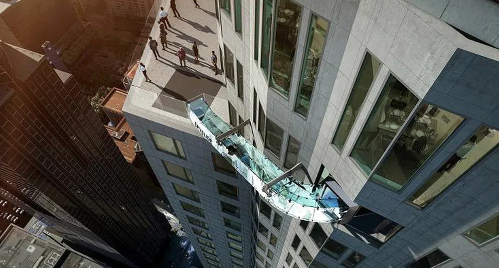 Нова ужасяваща атракция: стъклена пързалка на 304 метра височина