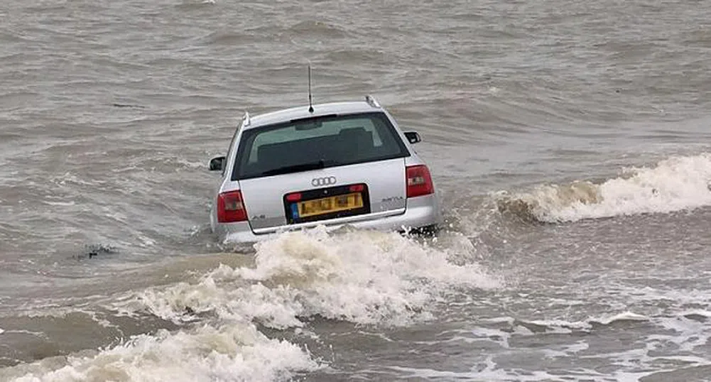 Баровец паркира колата си на плажа, морето я погълна (снимки)