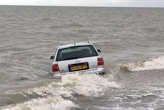 Баровец паркира колата си на плажа, морето я погълна (снимки)
