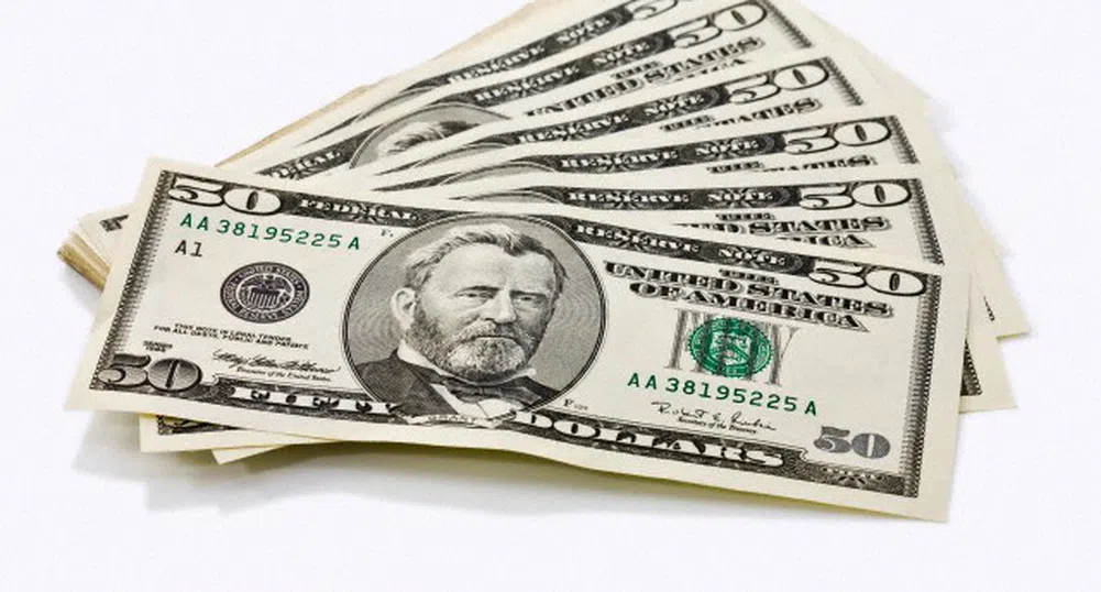 Доларът падна до 17-месечно дъно спрямо йената