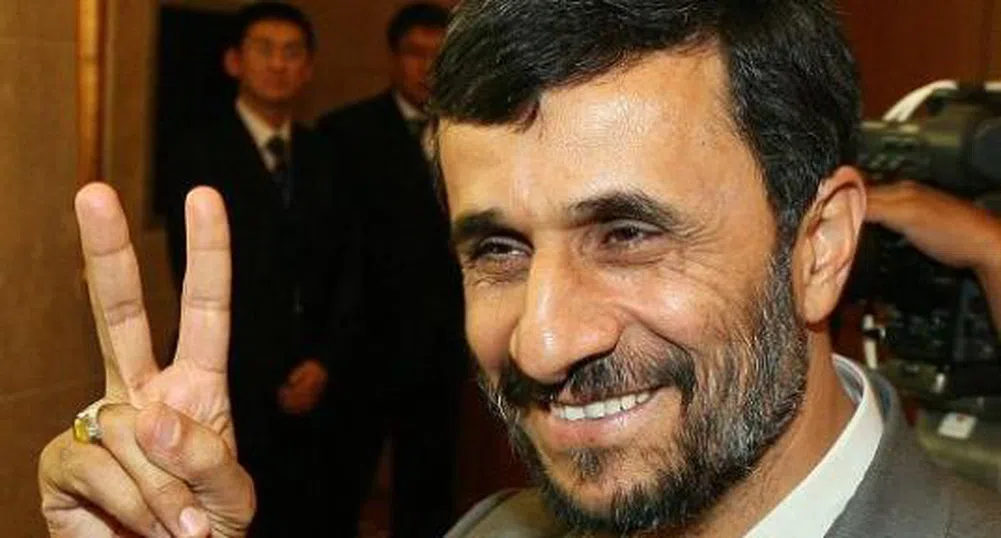 Ахмадинеджад продава колата си за благотворителност