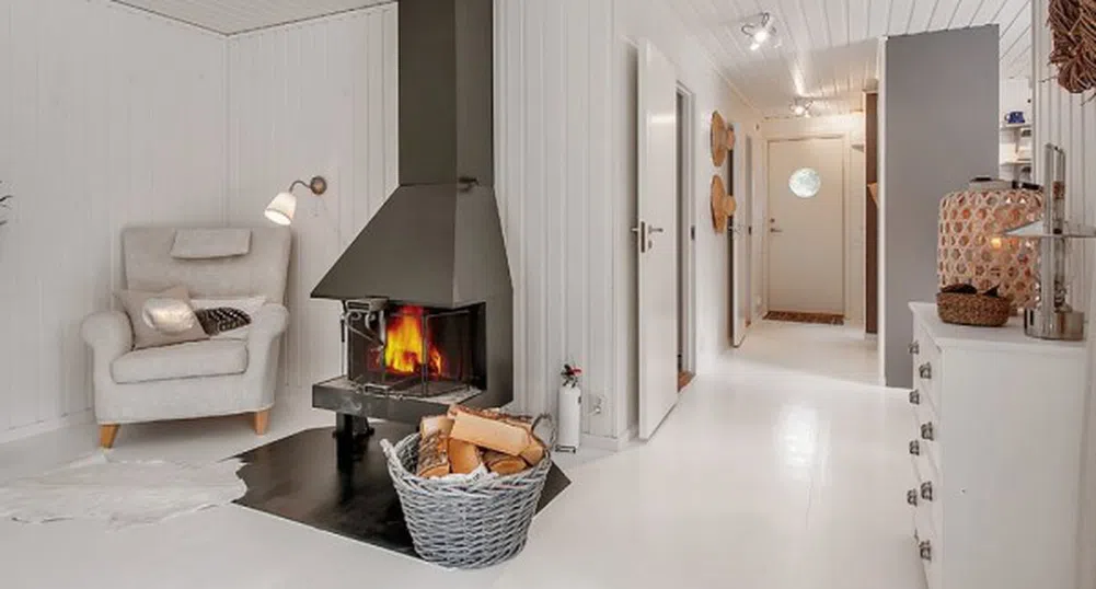 Малка бяла къща от 57 квадрата в горите на Швеция