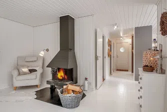 Малка бяла къща от 57 квадрата в горите на Швеция