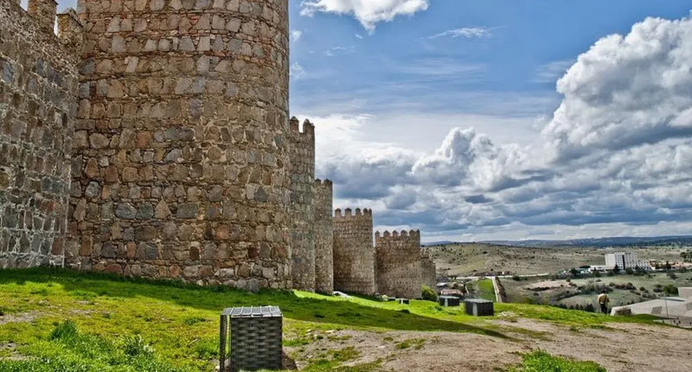 Най-красивите крепостни стени обграждат древния Авила