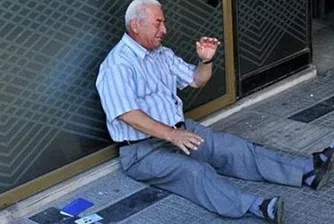Бизнесмен ще плаща пенсията на разплакания гръцки пенсионер
