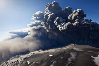 Вулканичната пепел отменя 1 000 европейски полета днес
