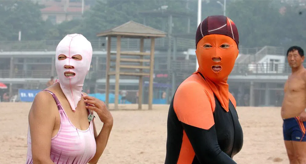 Супер модерно в Китай – на плаж със ски маска (снимки)