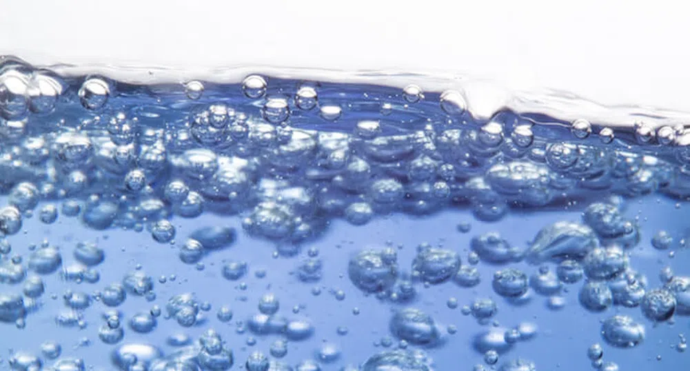Газираната вода здравословна ли е колкото обикновената?