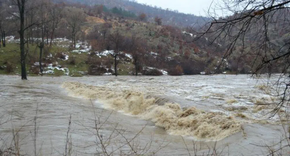Червен код за две реки, предупредиха за наводнения