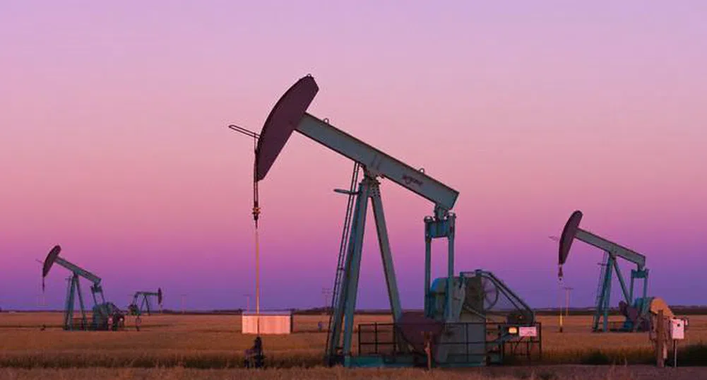 Петролът се понижи с близо долар на световните пазари