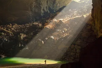 Красотата на най-голямата пещера в света, заснета от дрон