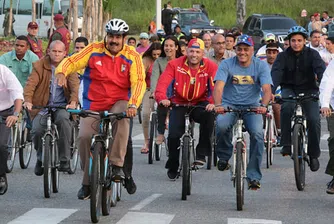 Президентът на Венецуела в комична ситуация с велосипед (видео)