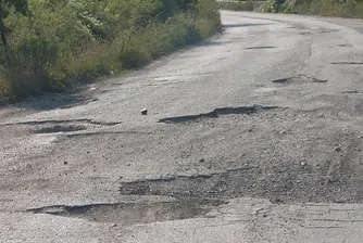 Жена осъди община заради улична дупка